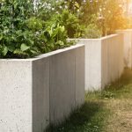 Jak fachowcy wykonują montaż obrzeży betonowych w ogrodzie?